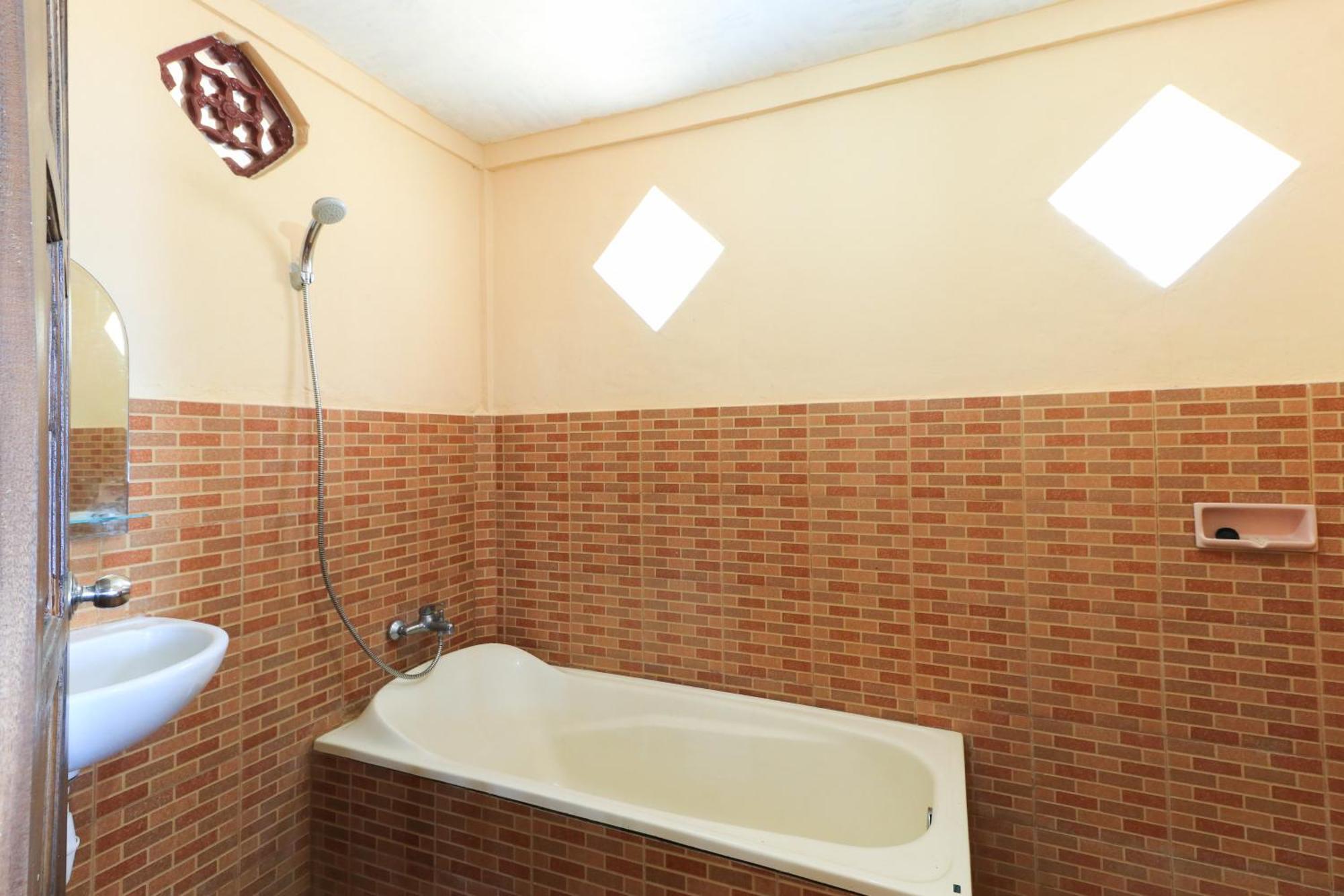 Hotel Tara Bar & Resto Air Sanih Kubutambahan  Rom bilde